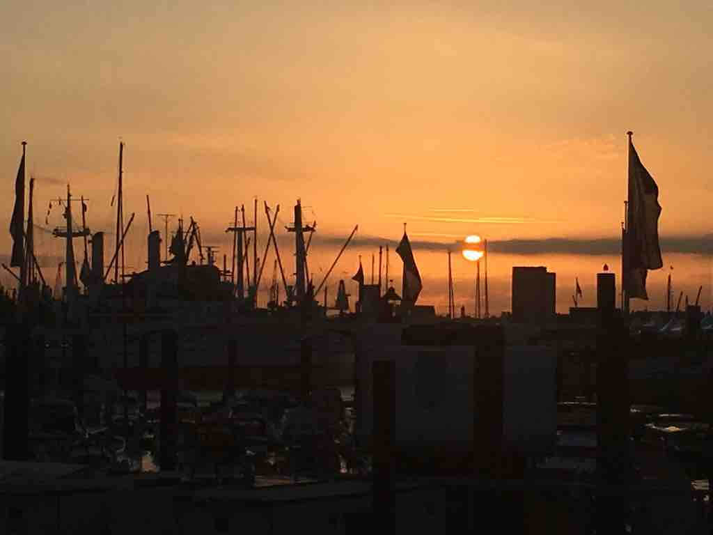 gut-gegen-nordwind-hamburger-hafen-filmkritik-die-herzschreiber